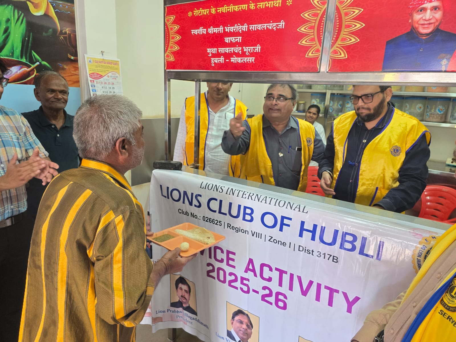 lions Club of Hubli conducted  relieving hunger activity at Rothi Ghar