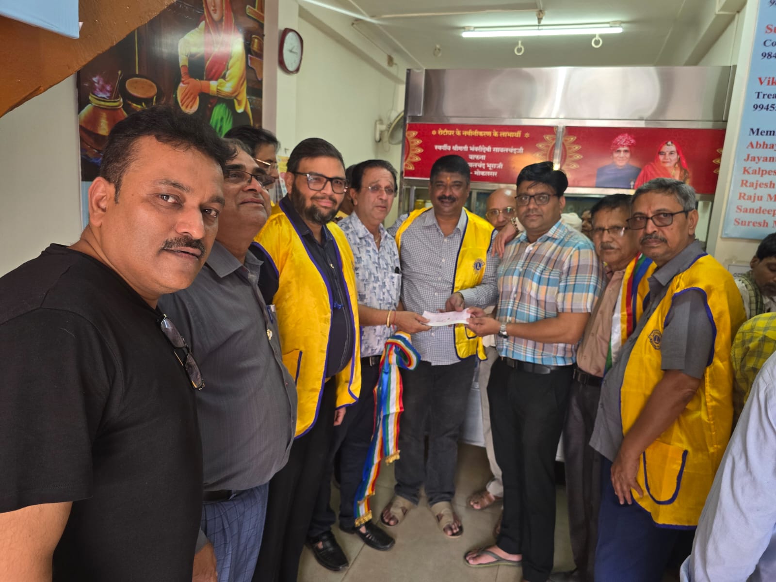 lions Club of Hubli conducted  relieving hunger activity at Rothi Ghar