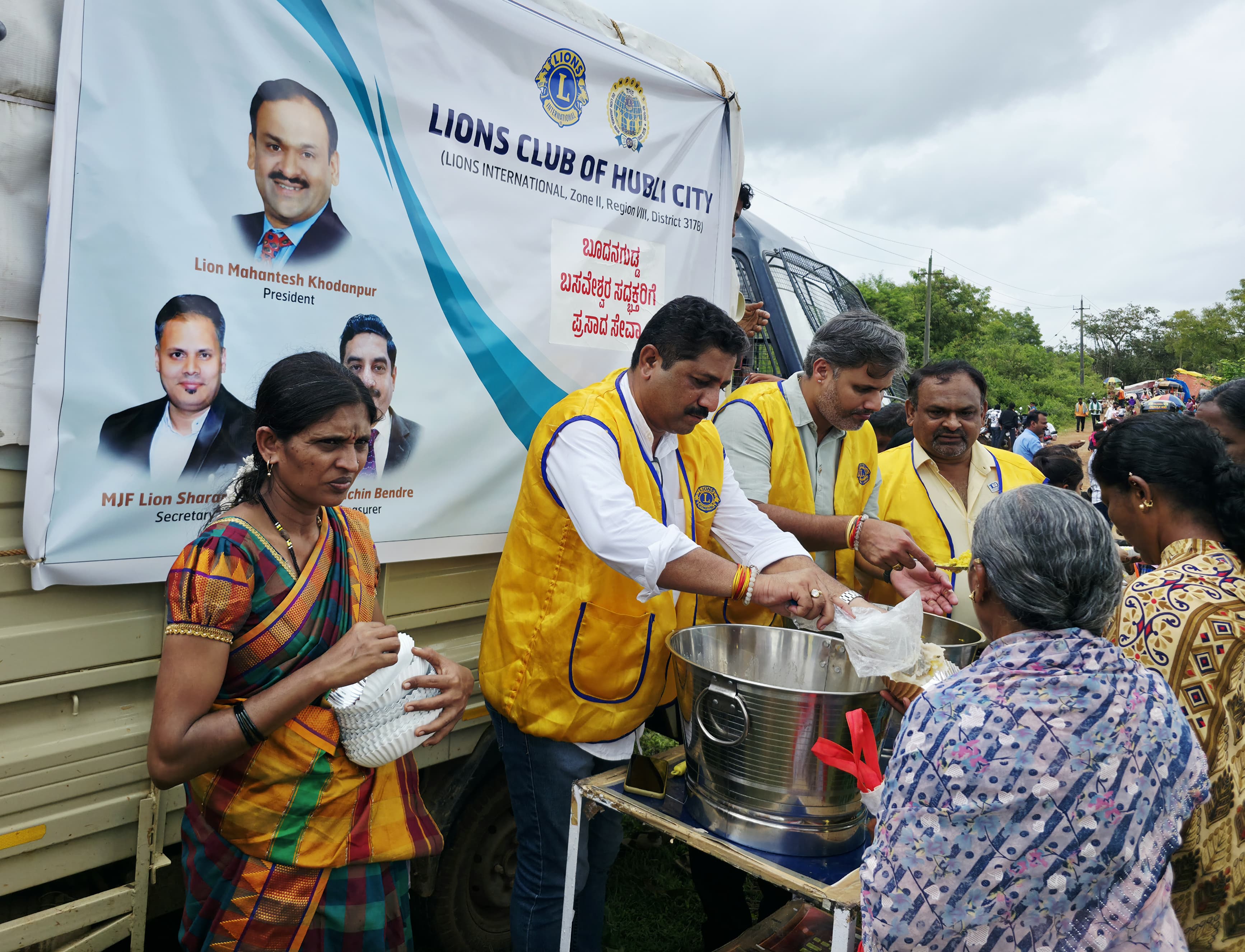 11th August 2025, we successfully concluded yet another food donation activity, made possible through the generous contributions of our fellow Lion members.  Around 500 devotees at Buddanagudda Basaveshwara Temple were served wholesome meals, with 10–12 m