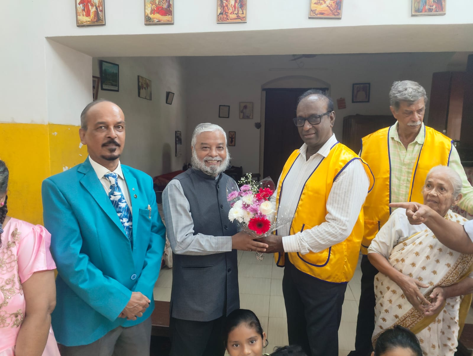 ZCs OFFICIAL VISIT TO THE LIONS CLUB OF ANJUNA ALONG WITH THE RCs VISIT & A TWINING ACTIVITY WITH THE LEO CLUB OF CALANGUTE. THE LIONS CLUB OF ANJUNA COMBINED IT WITH THE VISIT TO THE HOME FOR THE AGED AT ASSAGAO.