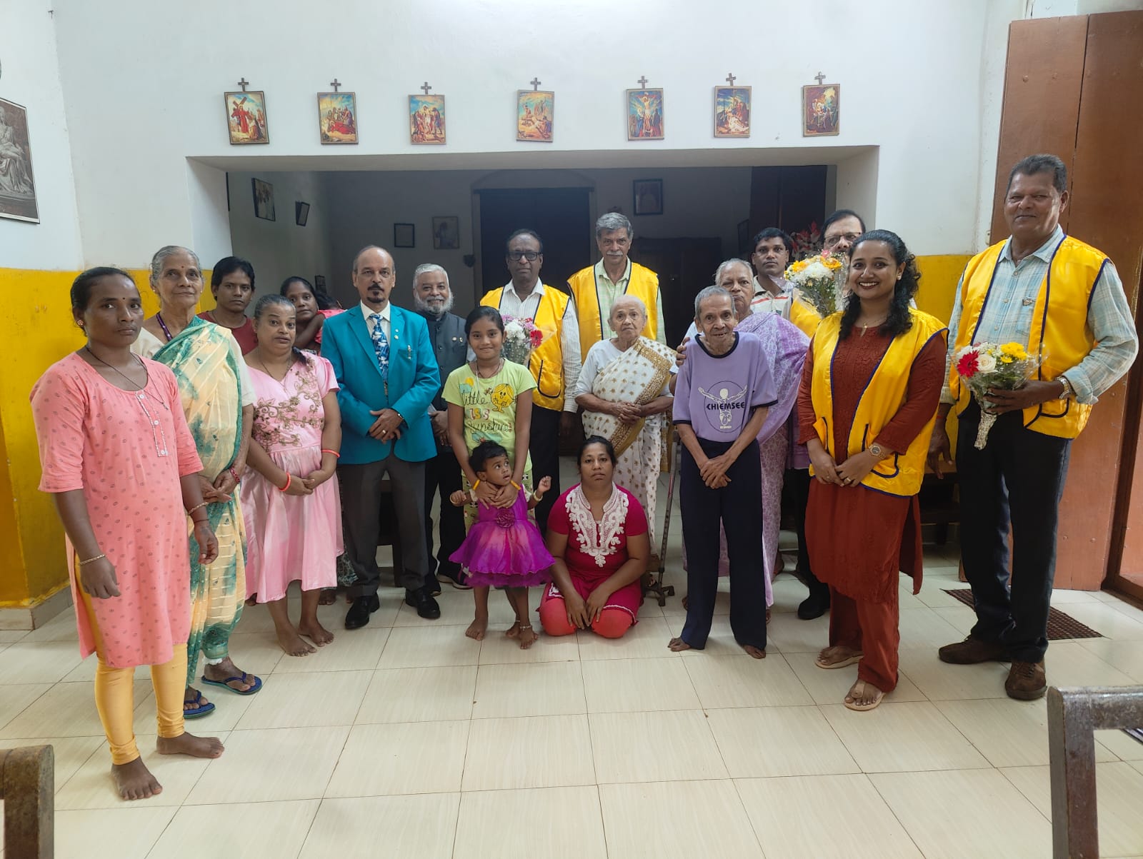 ZCs OFFICIAL VISIT TO THE LIONS CLUB OF ANJUNA ALONG WITH THE RCs VISIT & A TWINING ACTIVITY WITH THE LEO CLUB OF CALANGUTE. THE LIONS CLUB OF ANJUNA COMBINED IT WITH THE VISIT TO THE HOME FOR THE AGED AT ASSAGAO.