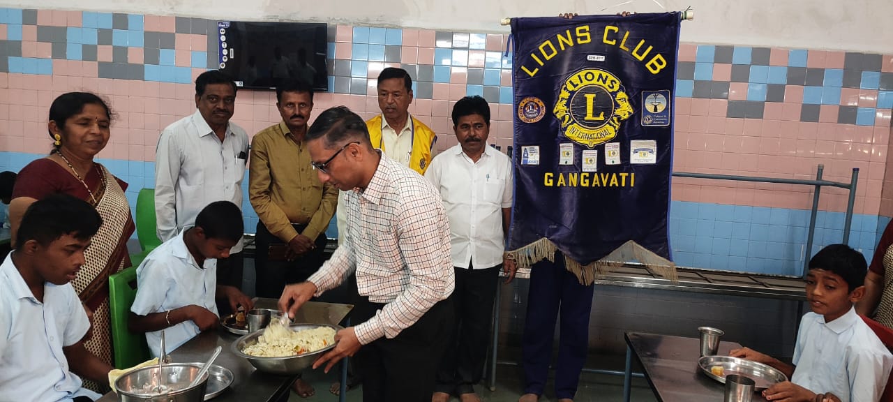 served with prepared meals fruits and bread to the mentaly retarded students of residential school Lions Club Gangavathi. 