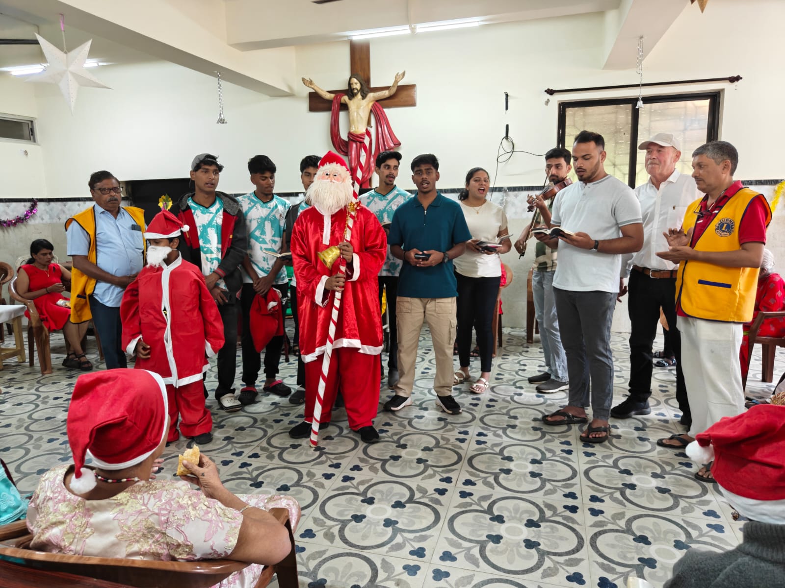 LIONS VISIT TO OLD AGE HOME ON CHRISTMAS DAY