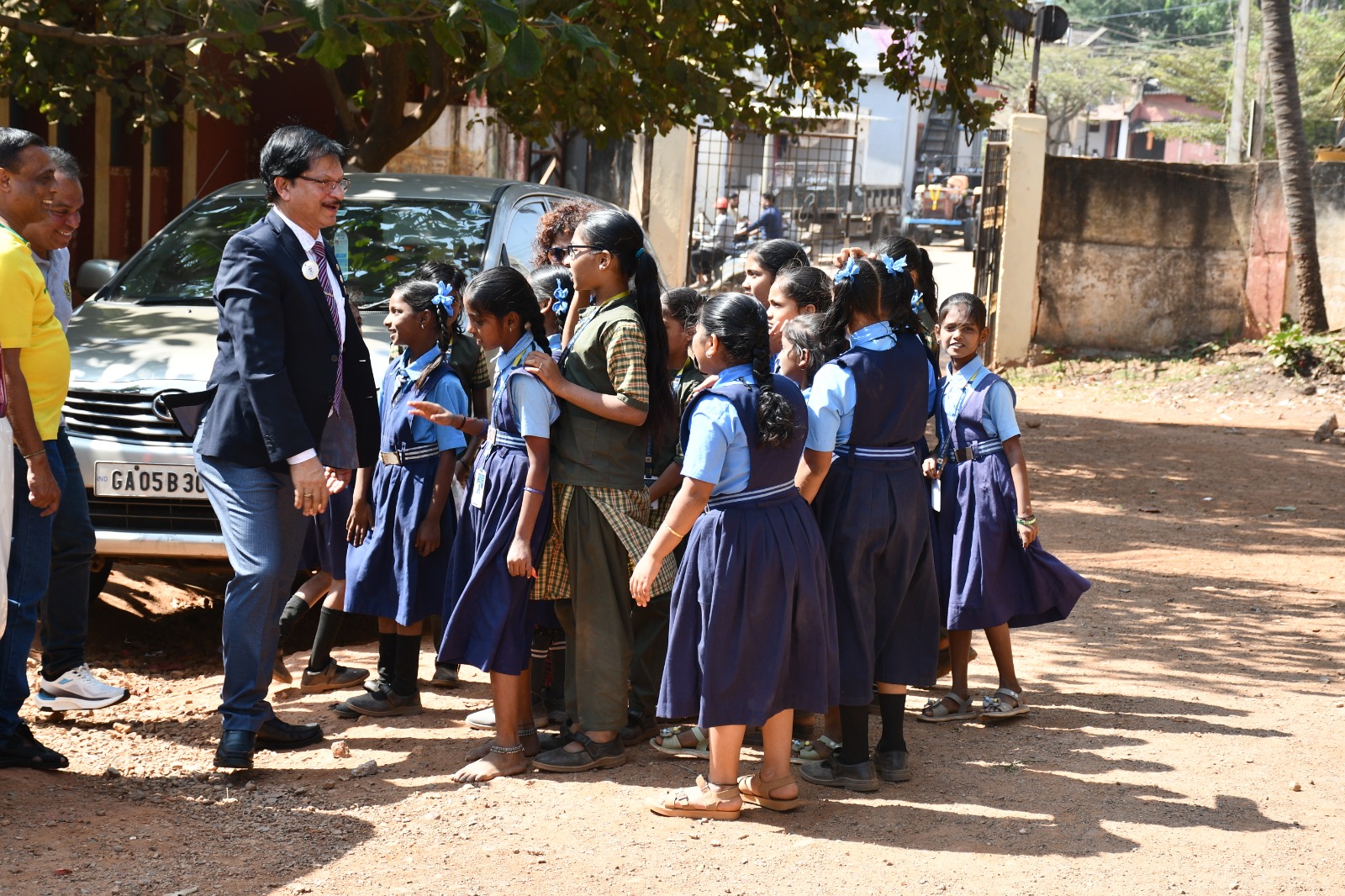 Visited Lions Club of Hubli Wih DG, DC Title*T, DCS at Lions English School at Hubli and Met the Leos also and Spoke to Them on UNSDG Goals Specially on Hunger Week Goal # 2 & #12
