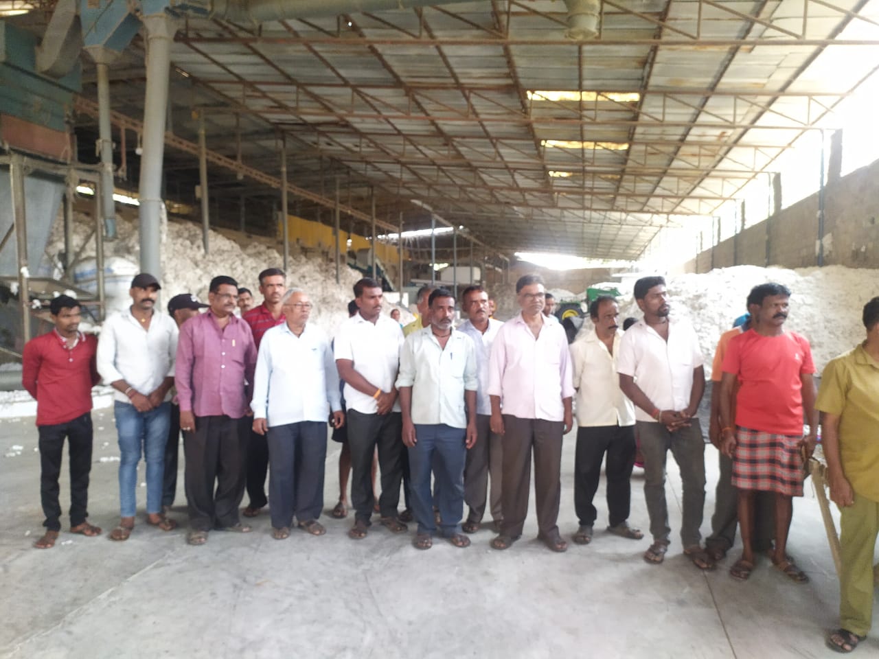 DISTRIBUTION OF READY FOOD TO LABOURS