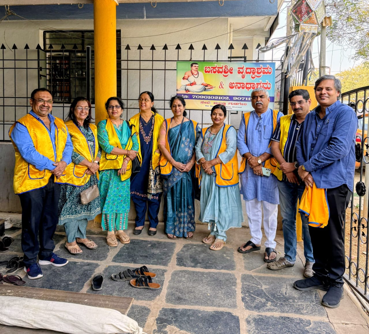We, the P S T of the Lions Club of Hubli City, along with the Lion Ladies of our Club , visited Basavshree Aashram, Dollars Colony, Hubli and, as planned, donated 15 days’ groceries to the residents of the Aashram .