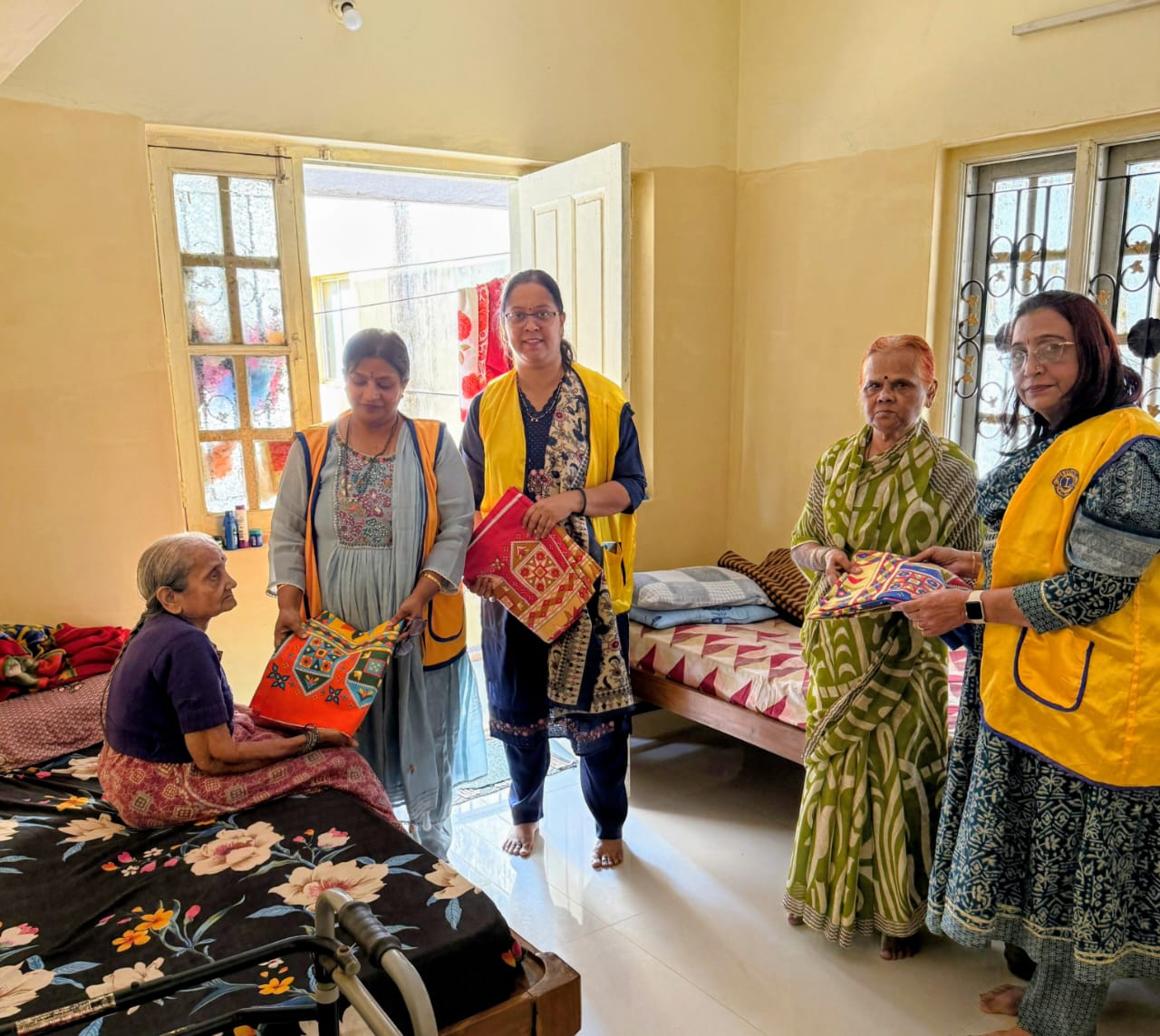 We, the P S T of the Lions Club of Hubli City, along with the Lion Ladies of our Club , visited Basavshree Aashram, Dollars Colony, Hubli. As per their requirement, we donated bedsheets for the residents . The residents were very happy and grateful