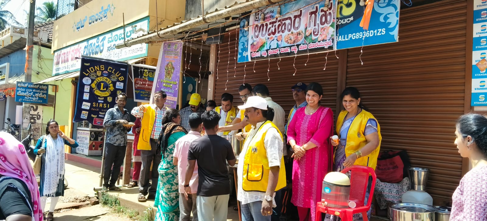 ATTENDED LION CLUB OF SIRSI. Serving of Ready Meals to Pilgrims – Sirsi Marikamba Jatra