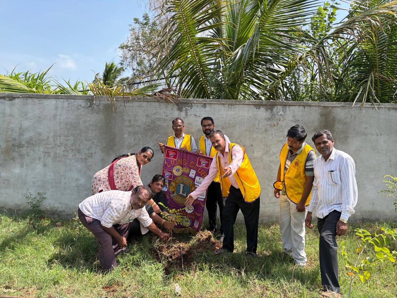 Albal School Tree plantation drive by Lions club of jamkhandi