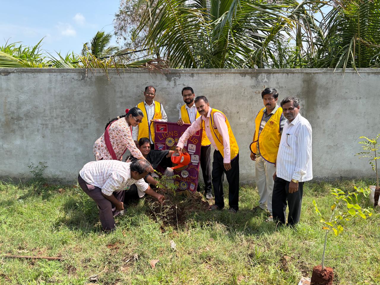 Albal School Tree plantation drive by Lions club of jamkhandi