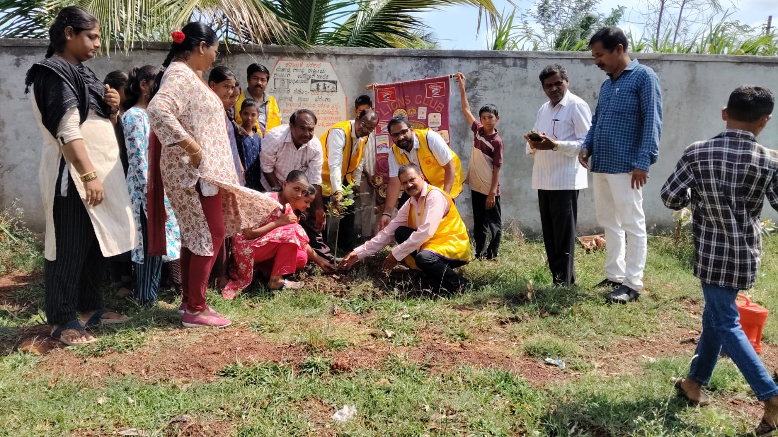Albal School Tree plantation drive by Lions club of jamkhandi