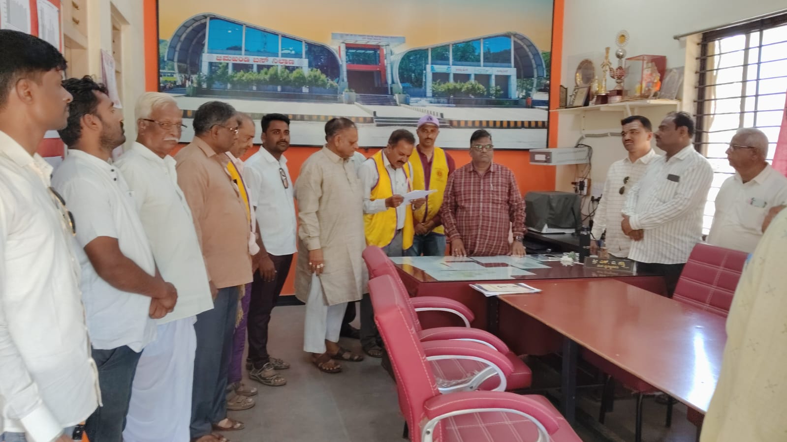 THE JAMAKANDI LIONS CLUB GIVES A RESUME TO TAHASILDAR 